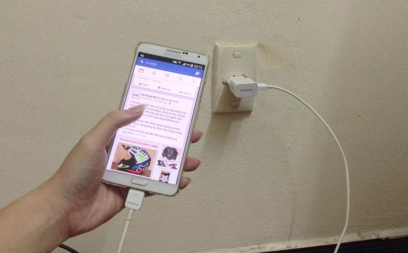 Sử dụng điện thoại trong khi đang sạc pin