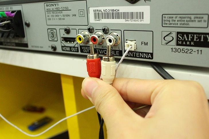 Kết nối bằng jack âm thanh trắng, đỏ