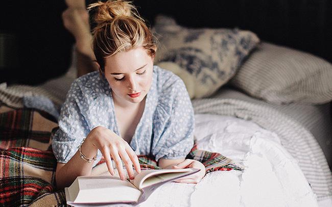 Đọc sách lúc rảnh rỗi