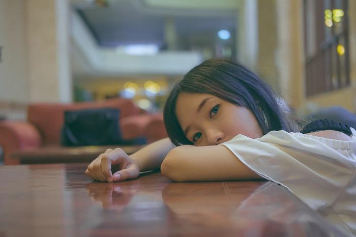 Khi bạn thường xuyên bối rối hoặc khó chịu bởi sự ghen tuông vô lý của nửa kia, nên cân nhắc lại về mối quan hệ này.