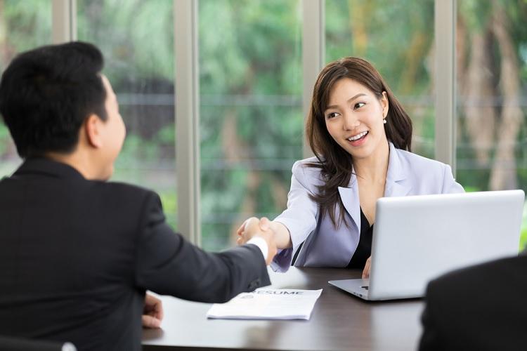 Xem xét thói quen, công việc của gia đình và bạn bè
