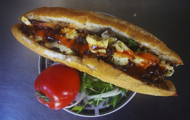 Thưởng thức món bánh mì “ngon nhất quả đất” ở phố cổ Hội An