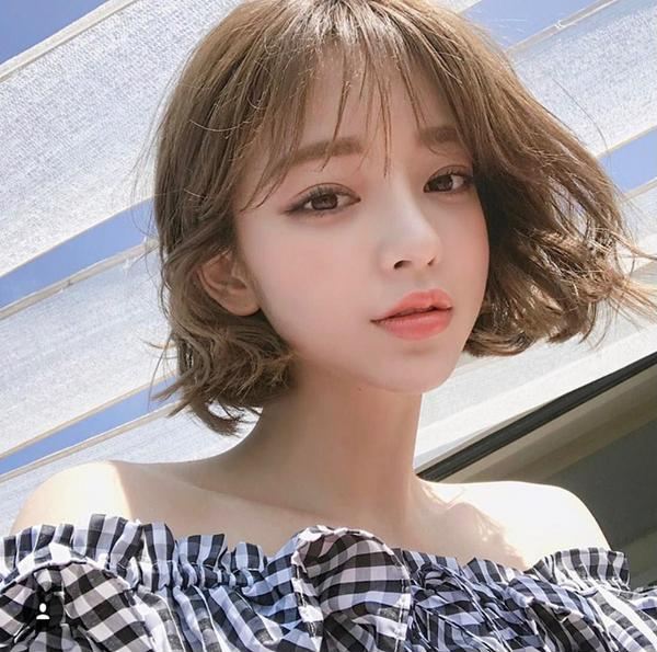 Kiểu tóc xoăn nhẹ mái thưa này được rất nhiều bạn trẻ lựa chọn bởi vừa hợp thời trang, lại dễ dàng che đi khuyết điểm của khuôn mặt