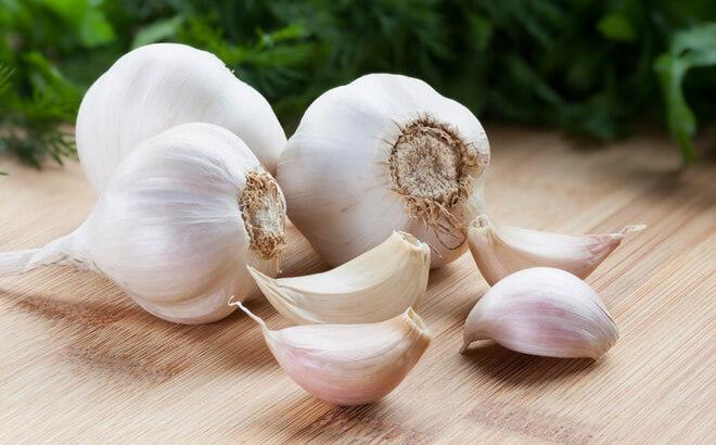 Chỉ nên giữ tỏi ở nhiệt độ thường và thoáng mát