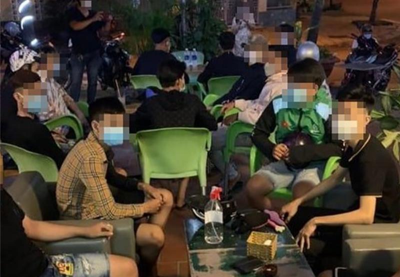 Nhóm thanh niên tụ tập trong quán cà phê chuẩn bị sang TP Dĩ An 