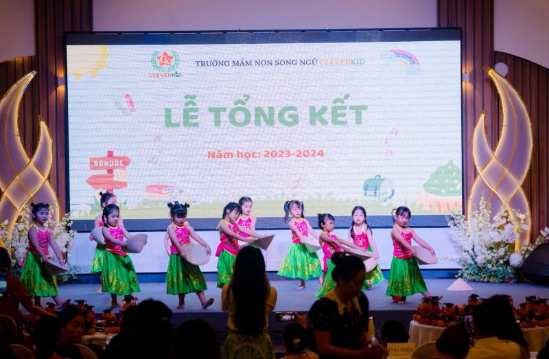 Trang phục biểu diễn & đạo cụ Suesan Pham Nguyen