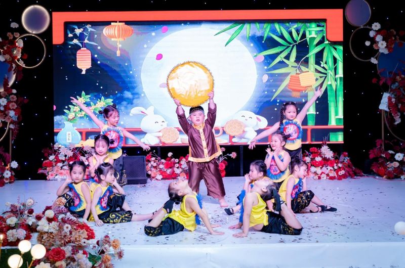 Trang phục biểu diễn & đạo cụ Suesan Pham Nguyen