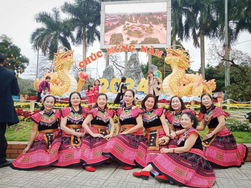 Trang phục biểu diễn - áo dài Thảo Thuý