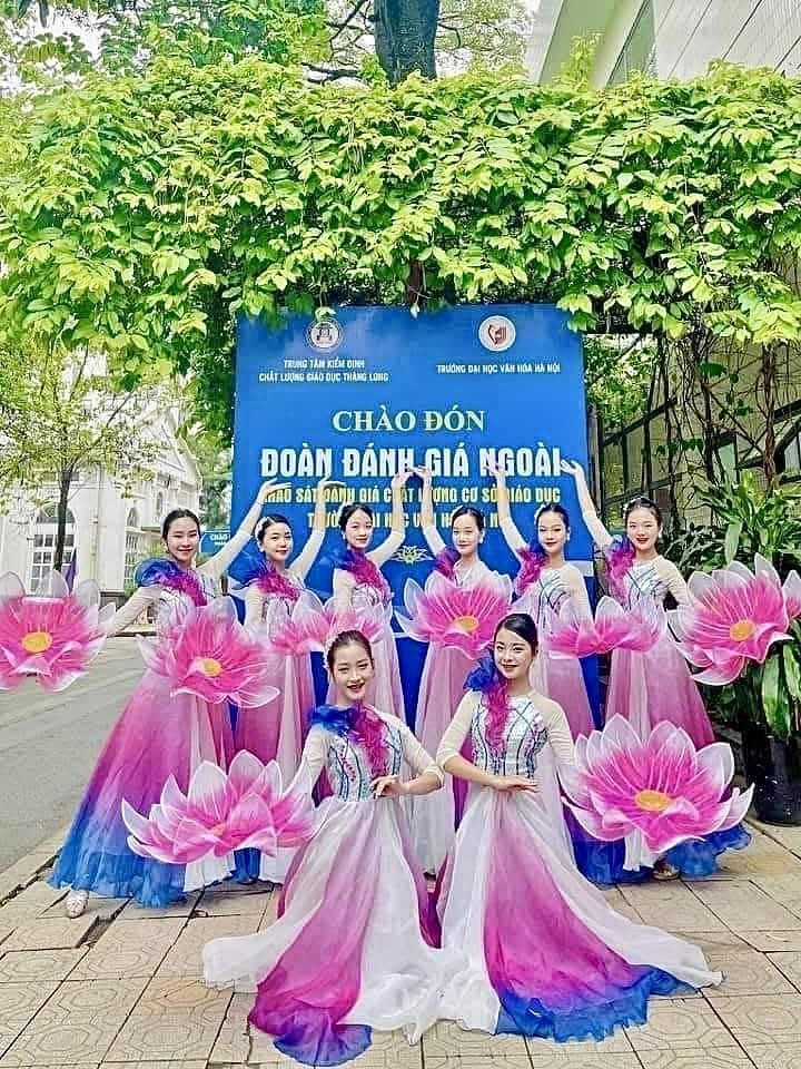 Trang phục biểu diễn Hoài Anh