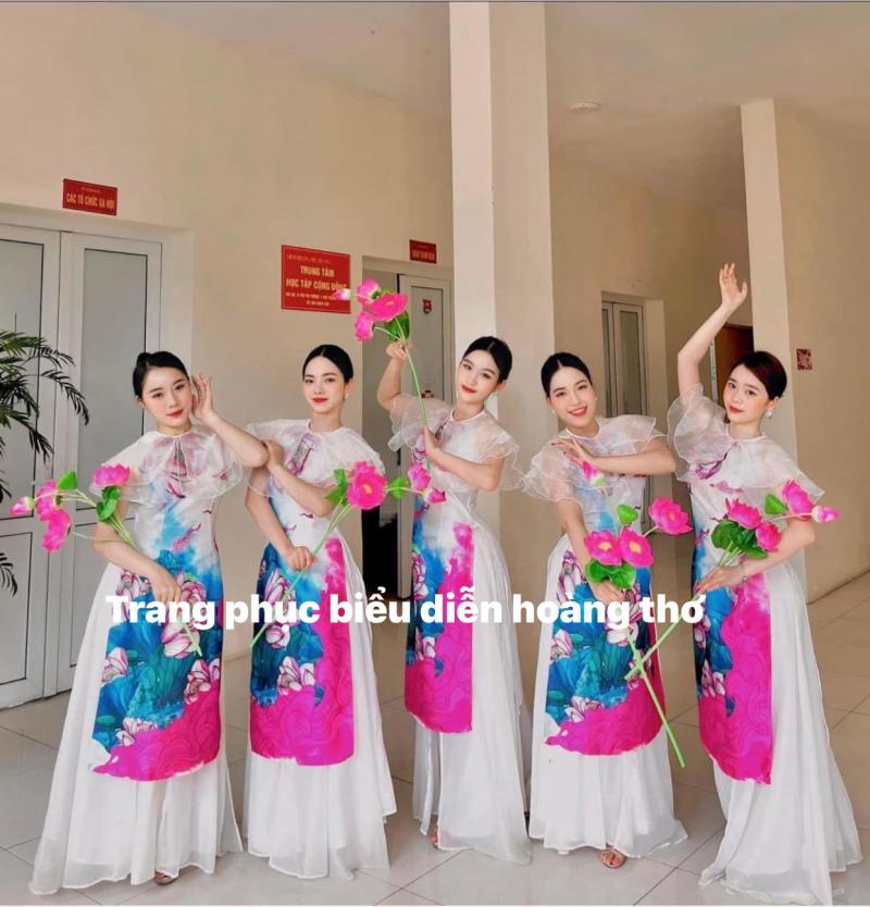 Trang phục biểu diễn Hoàng Thơ