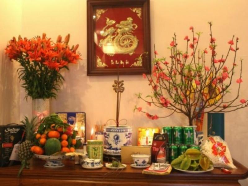 Thắp nhang tổ tiên ngày mùng 1 Tết là phong tục lâu đời của người Việt