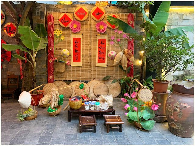 Trang trí tết cho cửa hàng với tiểu cảnh mành tre