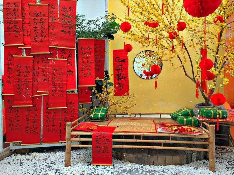 Trang trí tết cho cửa hàng với các phụ kiện treo