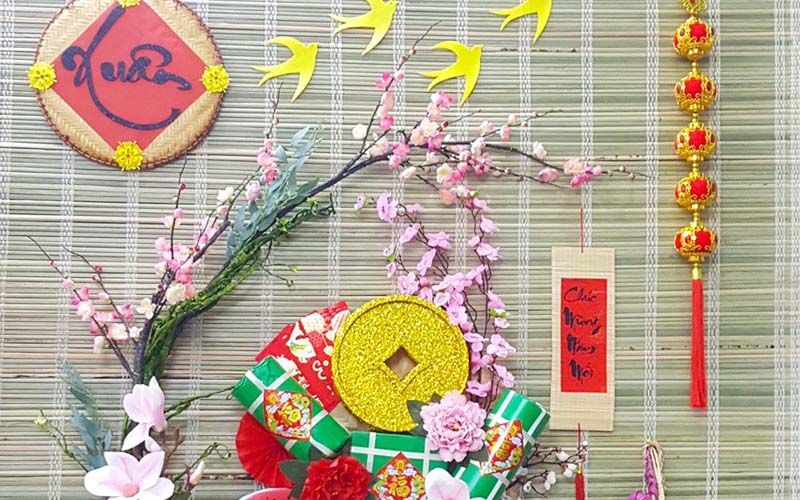 Trang trí tết cho cửa hàng với tiểu cảnh mành tre