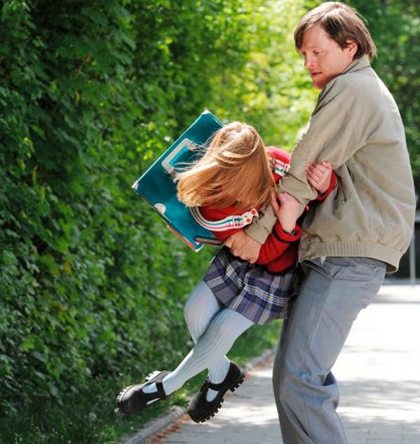 Hãy dạy con hét to trong trường hợp bị người khác bắt đi nơi khác