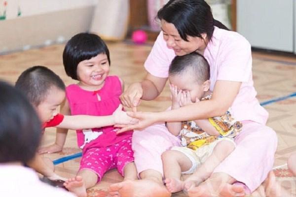 Lập dàn ý cho bài văn tả em bé 1 tuổi