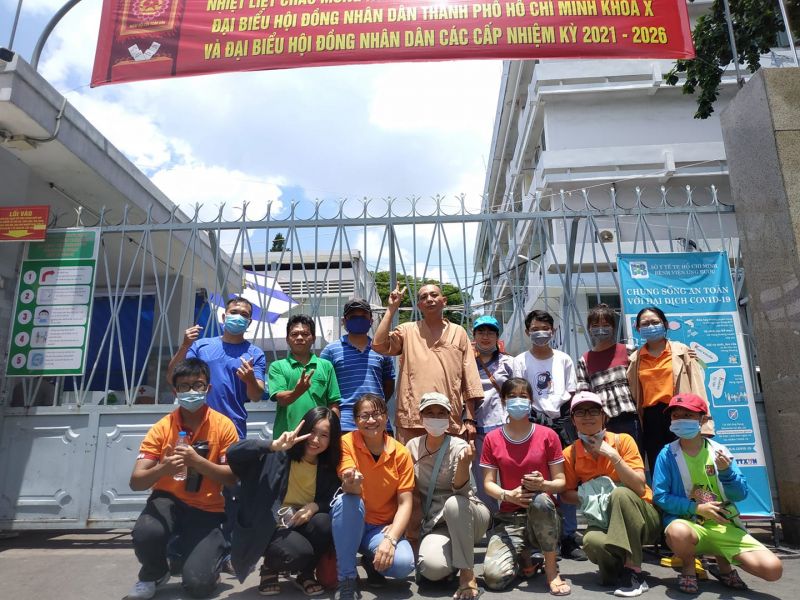 Thầy Thích Nhuận Tâm và các học viên