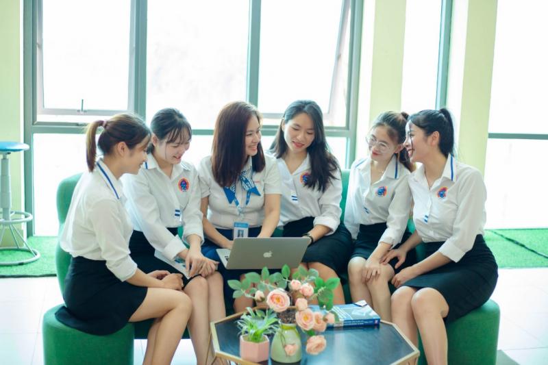 Sinh viên tham gia hoạt động ngoại khóa