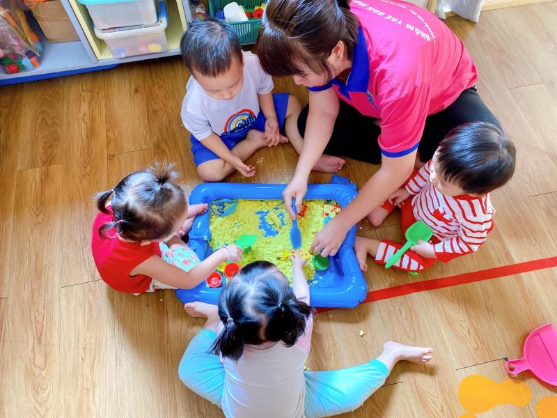 Trường mầm non Ban Mai Xanh luôn cố gắng tạo ra môi trường thoải mái và an toàn, để các bé có thể tập trung hơn vào học tập, giúp phát triển toàn diện về tâm sinh lý