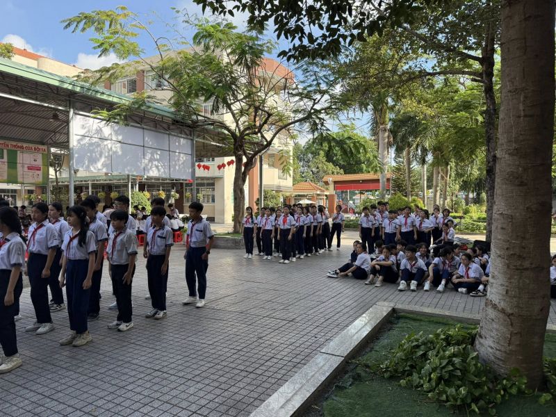 Trường THCS Đông Hoà