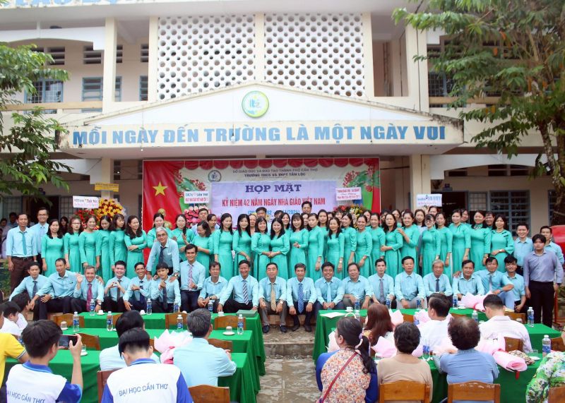 Trường THCS và THPT Tân Lộc