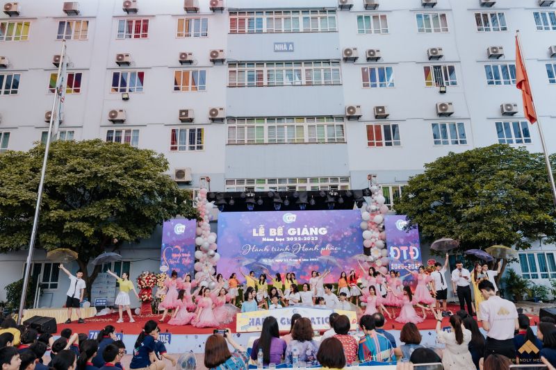 Lễ bế giảng của học sinh trường THPT Đoàn Thị Điểm