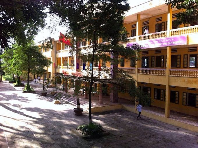 Sân trường THPT Hoài Đức B luôn xanh mát