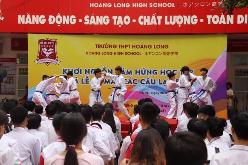 Trường THPT Hoàng Long