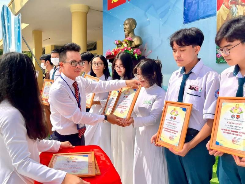 Trường THPT Lê Minh Xuân