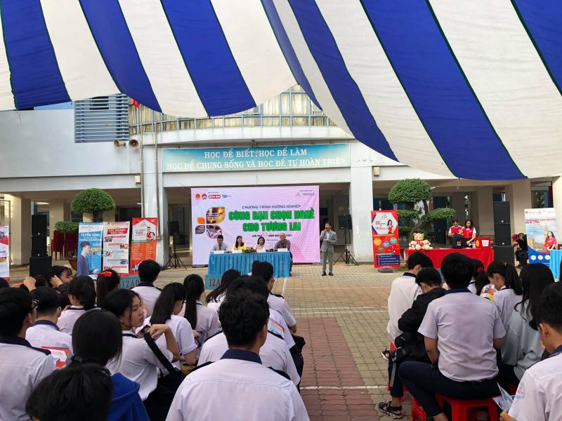 Trường THPT Nguyễn Hữu Tiến