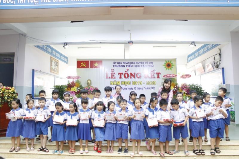 Các học sinh nhận bằng khen tại lễ tổng kết năm học