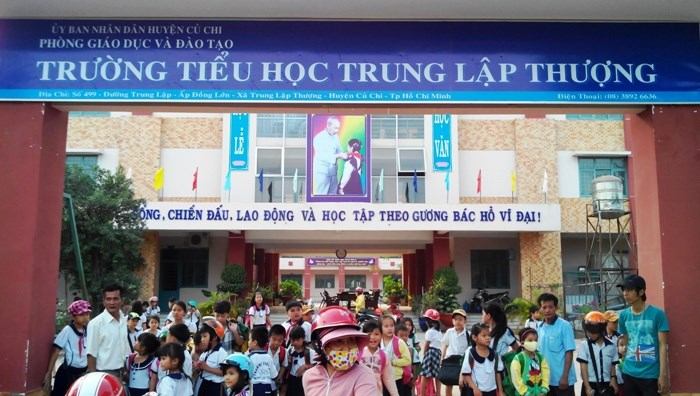 Các học sinh và trường Tiểu học Trung Lập Thượng