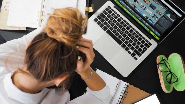 Gửi email đòi nợ