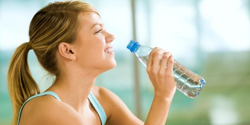 Uống nước mỗi ngày sẽ giúp cơ thể được thanh lọc, da dẻ luôn mịn màng và rạng rỡ.