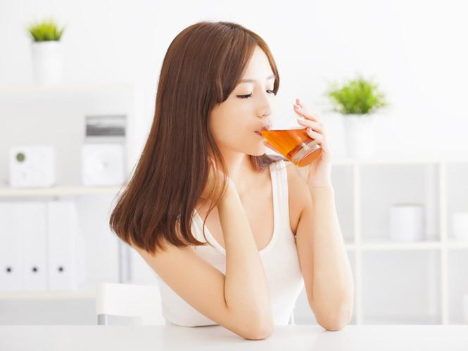Uống nước trái cây buổi sáng