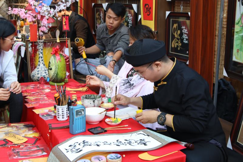 Thầy đồ viết chữ thư pháp