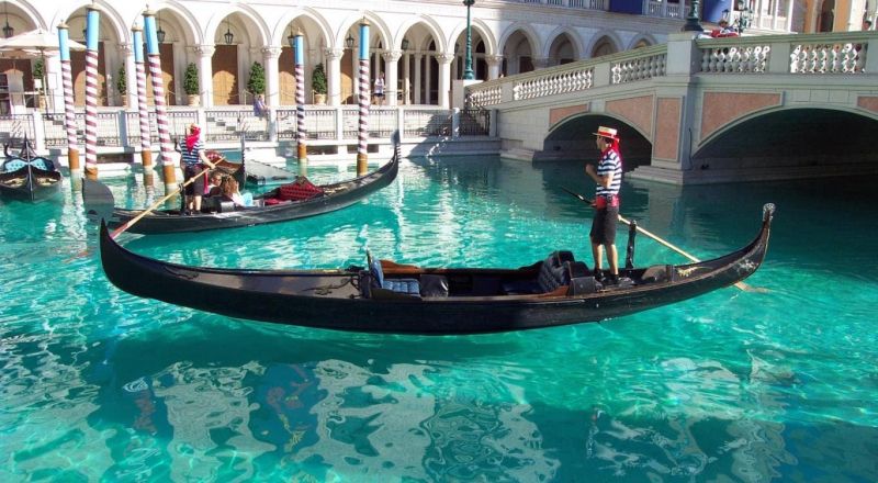 Hình ảnh chiếc gondola len lỏi