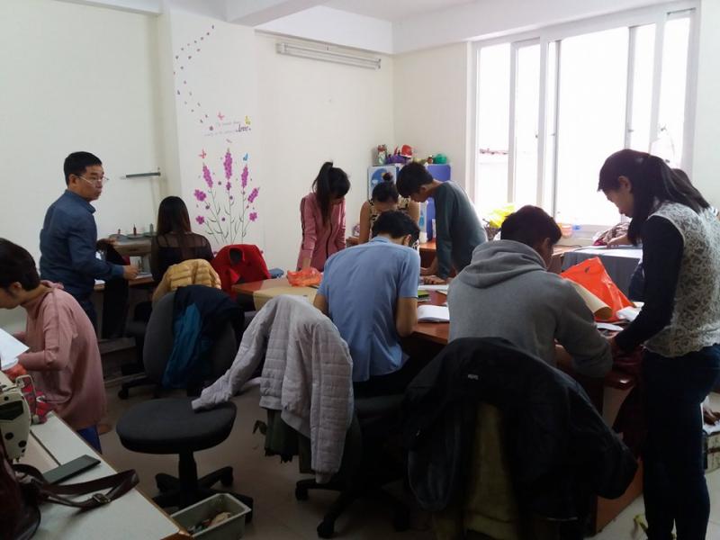 Trung tâm dạy cắt may Vest Nguyễn sẽ giảng dạy cho các học viên các bài học về nghề may một cách bài bản và chuyên nghiệp