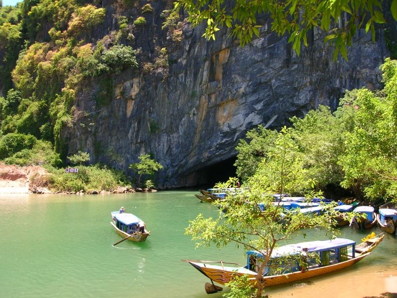 Phong Nha Kẻ Bàng có hệ thống hơn 300 hang động lớn nhỏ,