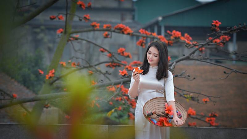 Người con gái với áo dài quê hương...