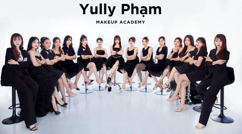 Yully Pham makeup